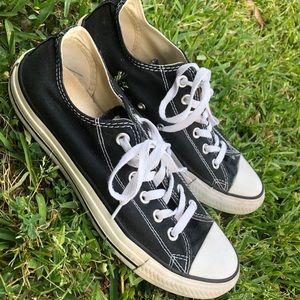 Converse, black low tops